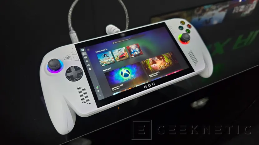 Geeknetic Hemos probado la ROG XBOX Ally X con la nueva App, agarre cómodo gracias a su similitud con el mando de Xbox 1