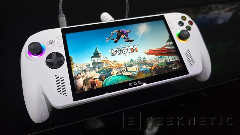 Geeknetic Hemos probado la ROG XBOX Ally X con la nueva App, agarre cómodo gracias a su similitud con el mando de Xbox 2