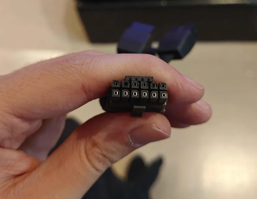 Geeknetic Se funde un conector 12VHPWR por primera vez en una AMD Radeon RX 9070 XT 2