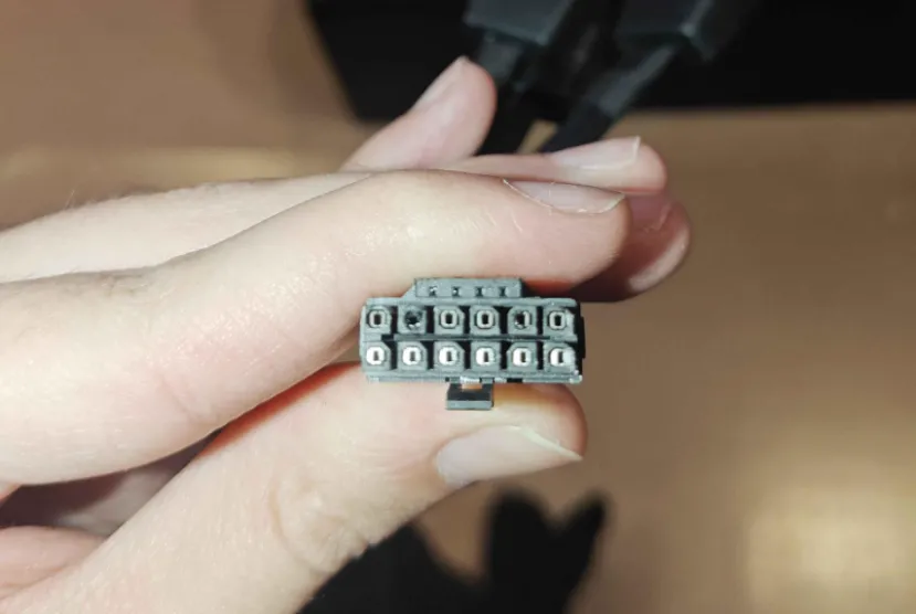Geeknetic Se funde un conector 12VHPWR por primera vez en una AMD Radeon RX 9070 XT 1