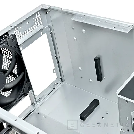 Geeknetic La caja para servidores SilverStone RM53-502 tiene espacio para una gran refrigeración en formato semitorre o 5U 5