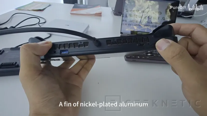 Geeknetic La GPD Win 5 se deja ver en vídeo, una enorme batería externa, cargador de clavija y sin teclado físico 4