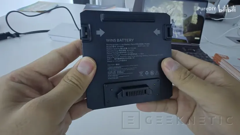 Geeknetic La GPD Win 5 se deja ver en vídeo, una enorme batería externa, cargador de clavija y sin teclado físico 3
