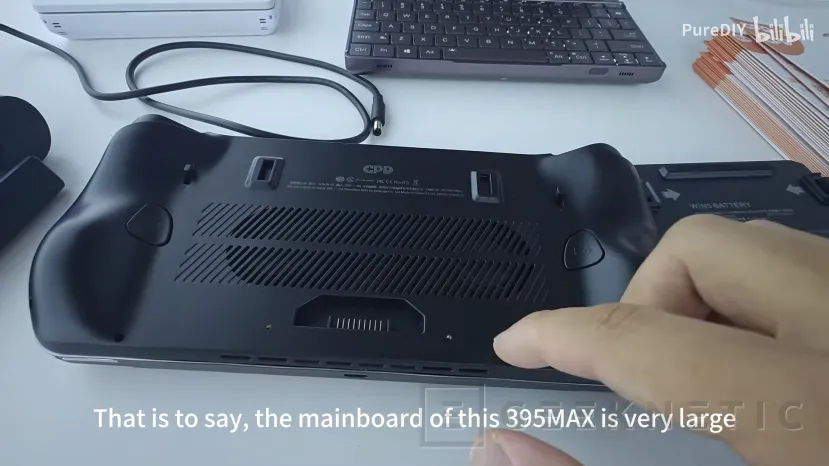 Geeknetic La GPD Win 5 se deja ver en vídeo, una enorme batería externa, cargador de clavija y sin teclado físico 1