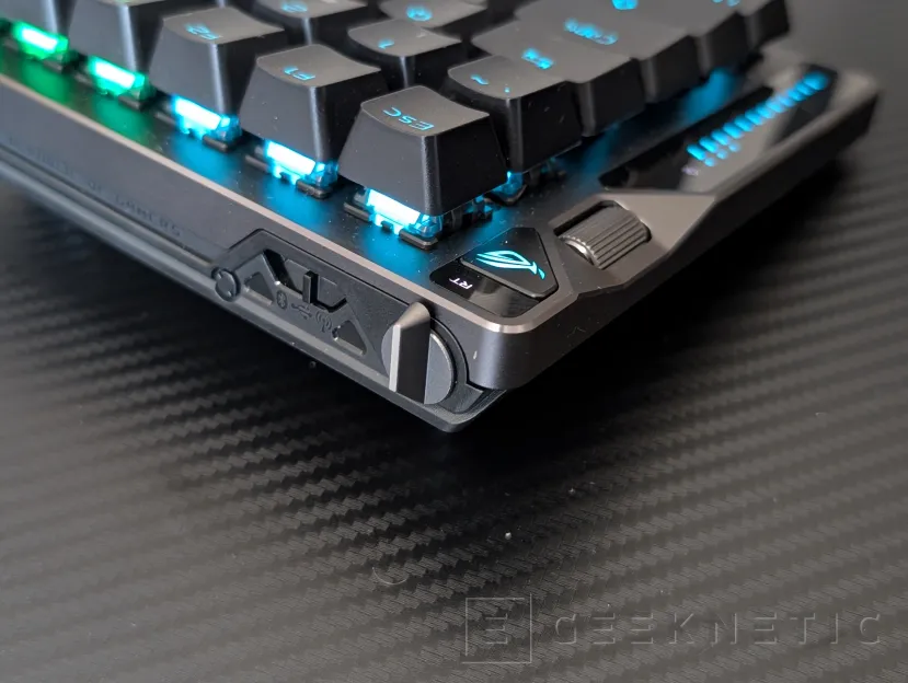 Geeknetic ASUS ROG Falcata Review 11