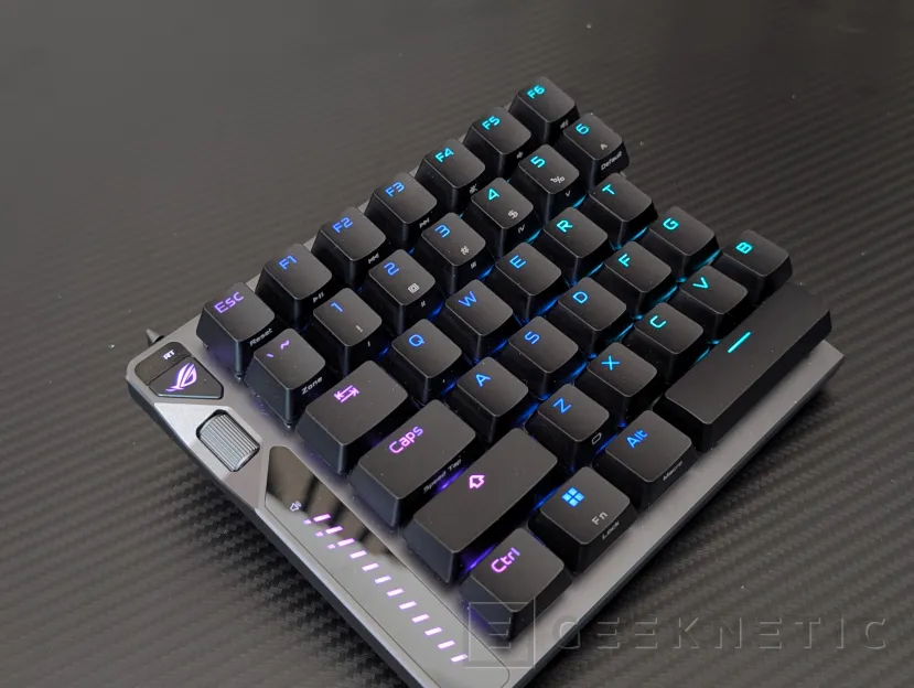 Geeknetic ASUS ROG Falcata Review 29