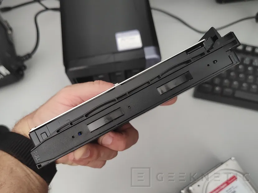 Geeknetic Cómo Montar un Sistema de Almacenamiento Seguro y Robusto con HDDs WD en un NAS 8