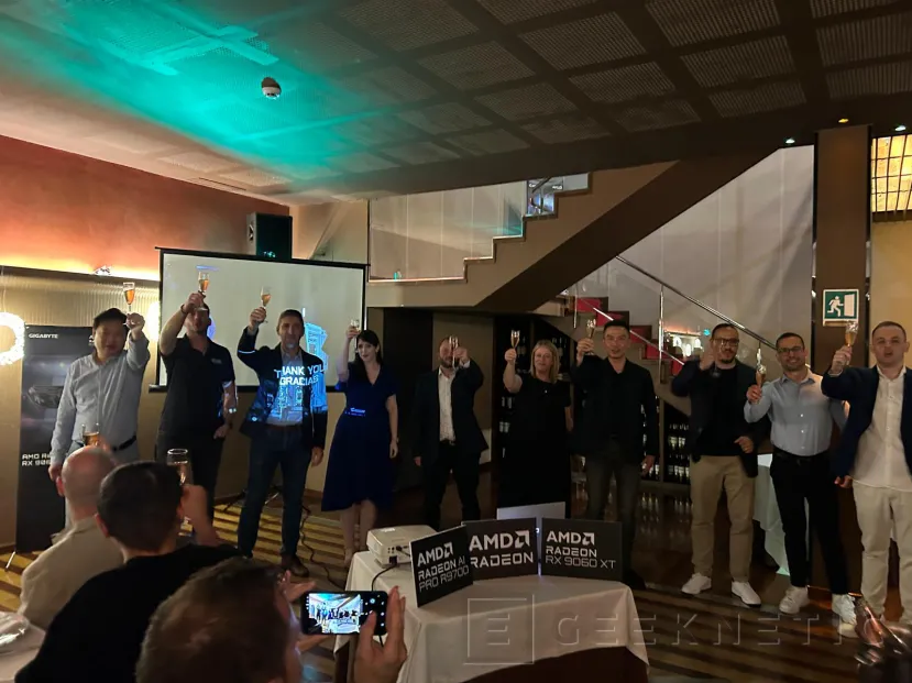 Geeknetic AMD y GIGABYTE celebran en un evento la llegada de su Radeon AI PRO 9700 AI TOP a España 1