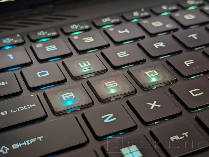 Geeknetic MSI RAIDER A18 HX A9WJG Review con AMD Ryzen 9 9955HX3D 9