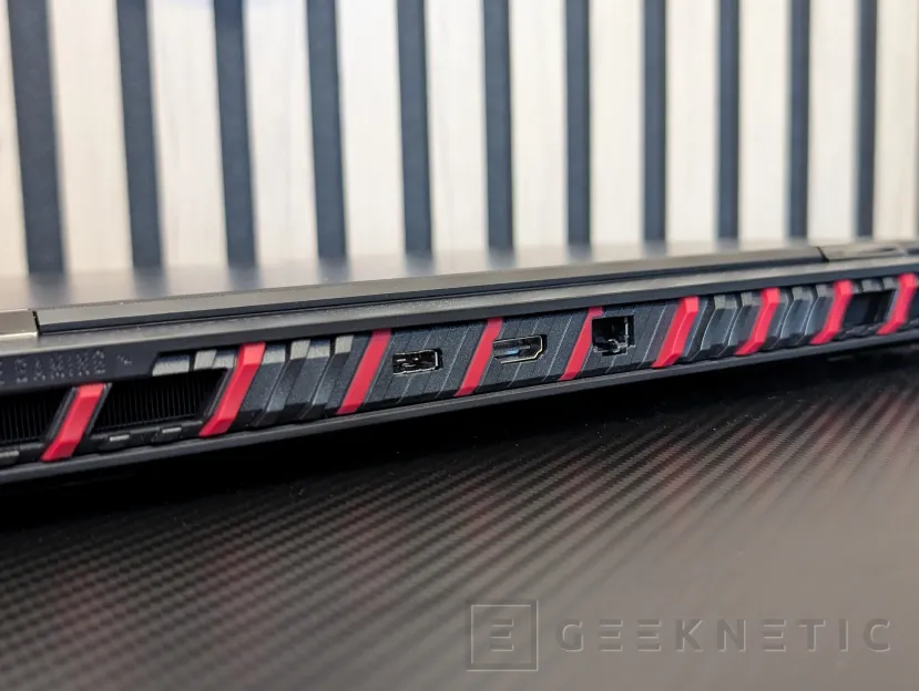 Geeknetic MSI RAIDER A18 HX A9WJG Review con AMD Ryzen 9 9955HX3D 6