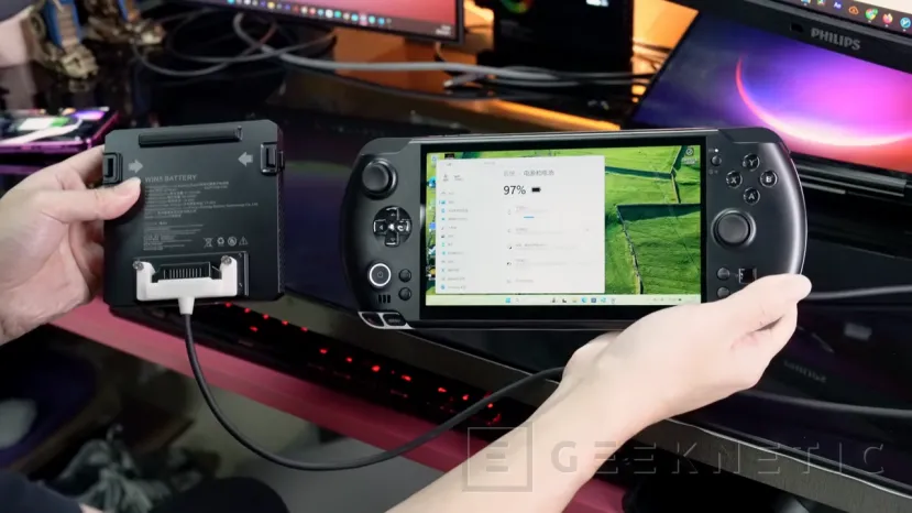 Geeknetic La GPD Win 5 añade un cable que conecta la batería a la consola, podrás jugar sin el sobre peso de la batería externa 2