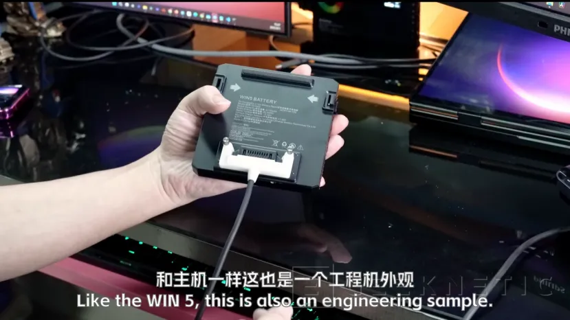 Geeknetic La GPD Win 5 añade un cable que conecta la batería a la consola, podrás jugar sin el sobre peso de la batería externa 1