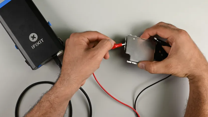 Geeknetic Apple ha simplificado la reparación de batería para los iPhone 17 Pro, ahora se extrae mediante una bandeja 3