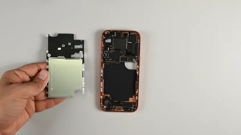 Geeknetic Apple ha simplificado la reparación de batería para los iPhone 17 Pro, ahora se extrae mediante una bandeja 1