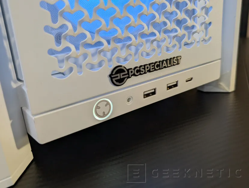 Geeknetic PCSpecialist Luna Recon Master Review con Ryzen 7 9800X3D y RTX 5090 9