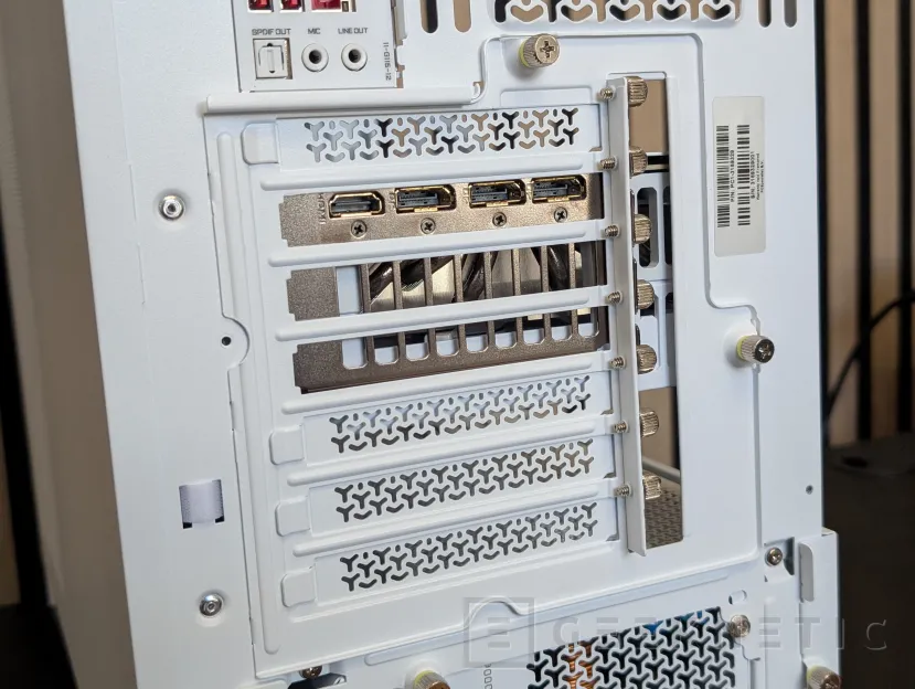 Geeknetic PCSpecialist Luna Recon Master Review con Ryzen 7 9800X3D y RTX 5090 11