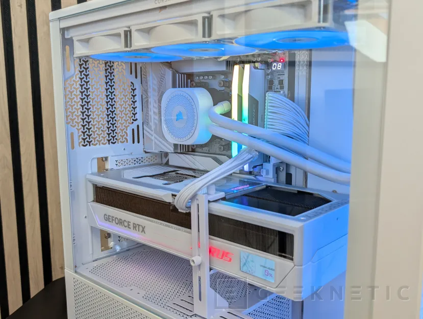 Geeknetic PCSpecialist Luna Recon Master Review con Ryzen 7 9800X3D y RTX 5090 60