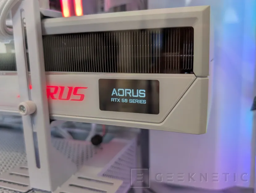 Geeknetic PCSpecialist Luna Recon Master Review con Ryzen 7 9800X3D y RTX 5090 8