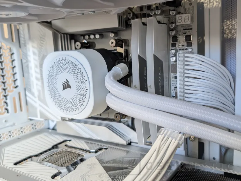 Geeknetic PCSpecialist Luna Recon Master Review con Ryzen 7 9800X3D y RTX 5090 4