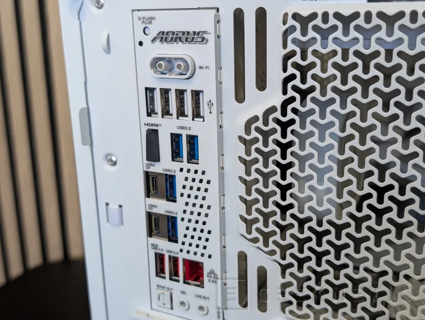 Geeknetic PCSpecialist Luna Recon Master Review con Ryzen 7 9800X3D y RTX 5090 10