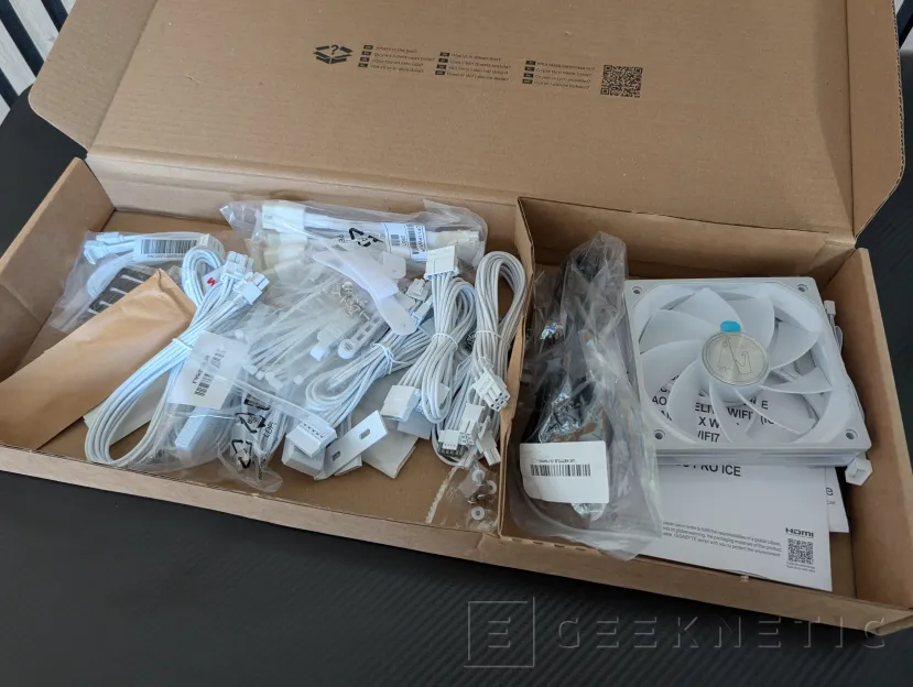 Geeknetic PCSpecialist Luna Recon Master Review con Ryzen 7 9800X3D y RTX 5090 13