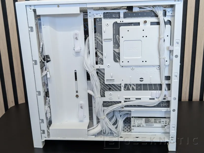 Geeknetic PCSpecialist Luna Recon Master Review con Ryzen 7 9800X3D y RTX 5090 12