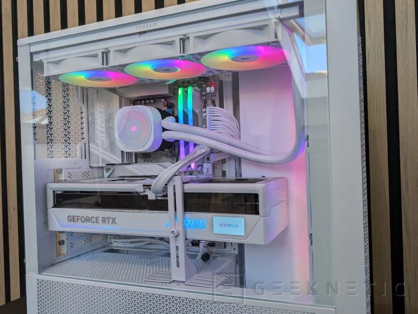 Geeknetic PCSpecialist Luna Recon Master Review con Ryzen 7 9800X3D y RTX 5090 6