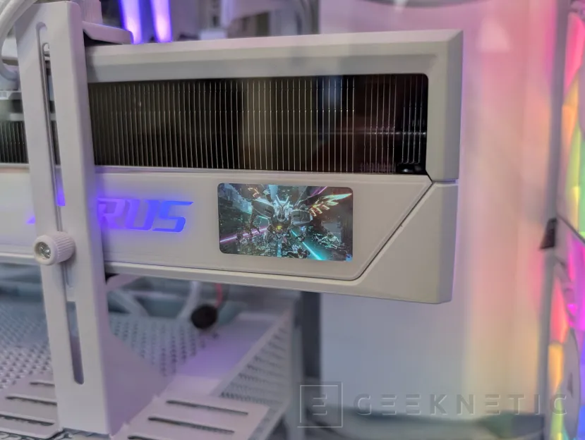 Geeknetic PCSpecialist Luna Recon Master Review con Ryzen 7 9800X3D y RTX 5090 7