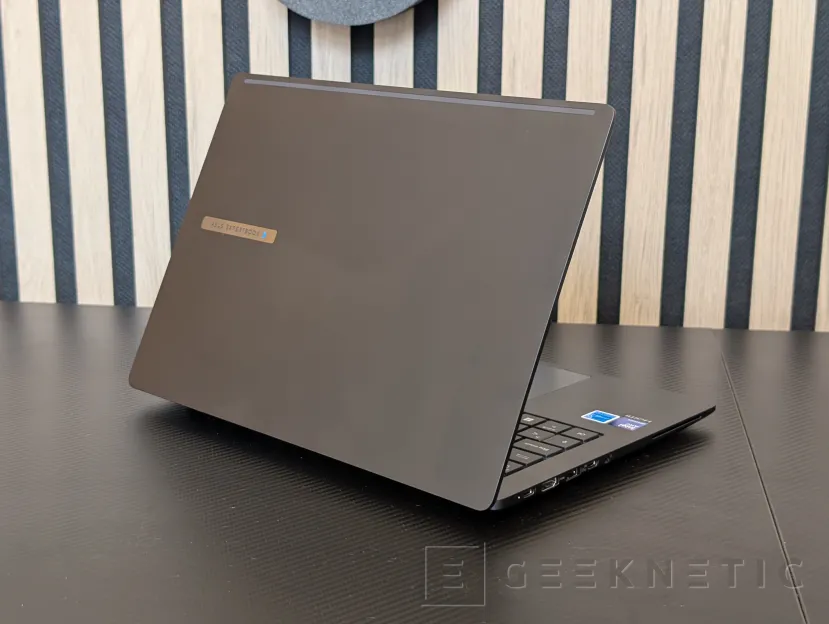 Geeknetic ASUS ExpertBook B5 B5405CCA Review 2
