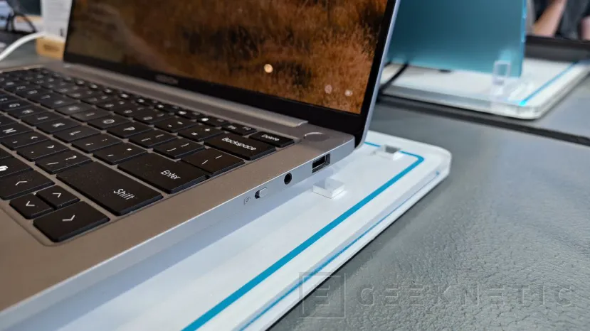 Geeknetic Después de abrirse paso en el mundo de los mini PC, Geekcom presenta su primer portátil: así es el GeekBook X14 Pro y X16 Pro 1