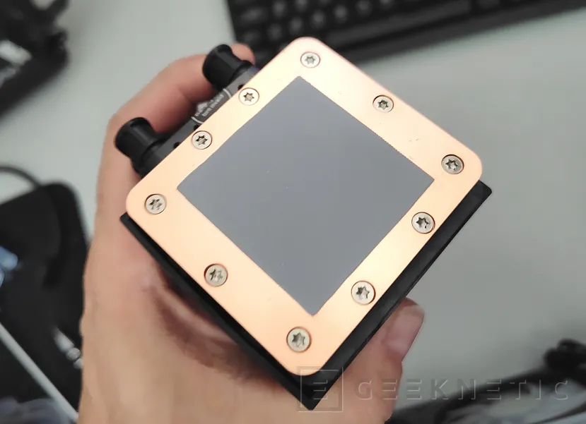 Geeknetic XPG LEVANTE II 240 Review 7