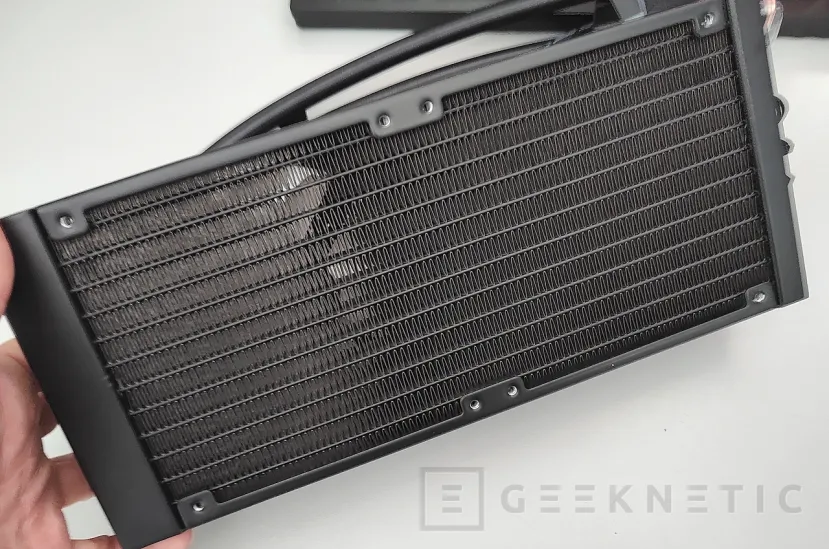 Geeknetic XPG LEVANTE II 240 Review 4