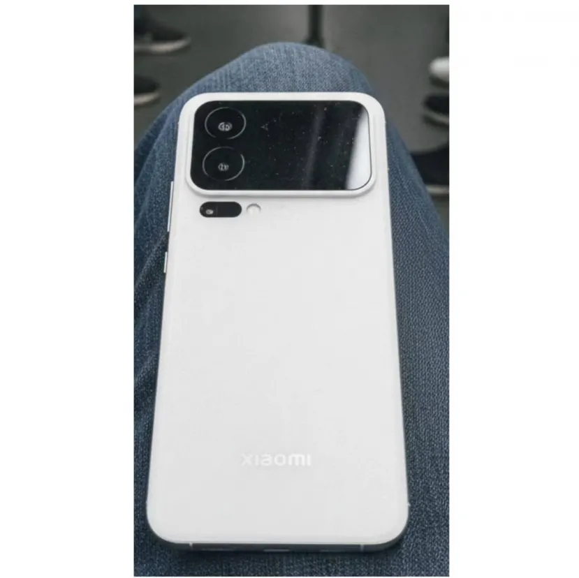 Geeknetic El Xiaomi 16 Pro Max puede recuperar la pantalla trasera junto al módulo de cámaras 3