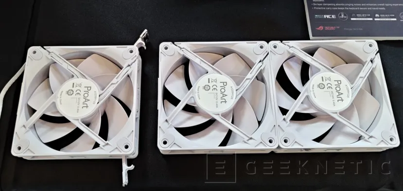 Geeknetic Pantalla de 9,2 pulgadas y diseño panorámico con cristal curvado en la nueva caja ASUS ROG Cronox 6