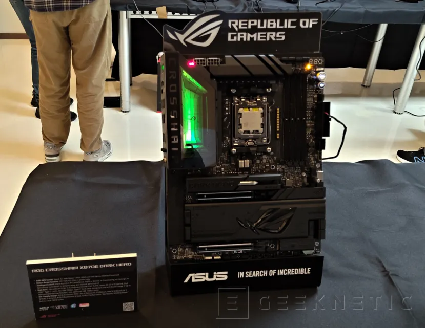 Geeknetic ASUS presenta la ROG Crosshair X870E Glacial y la renovación de placas base AM5 NEO 3