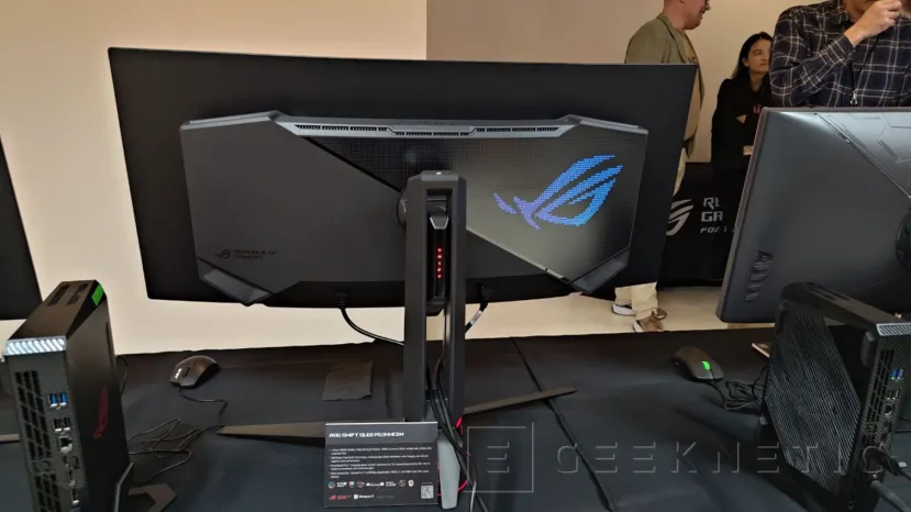 Geeknetic ASUS nos muestra sus nuevos monitores gaming con paneles OLED de franjas RGB de última generación en tándem, modo dual y mucho más 6