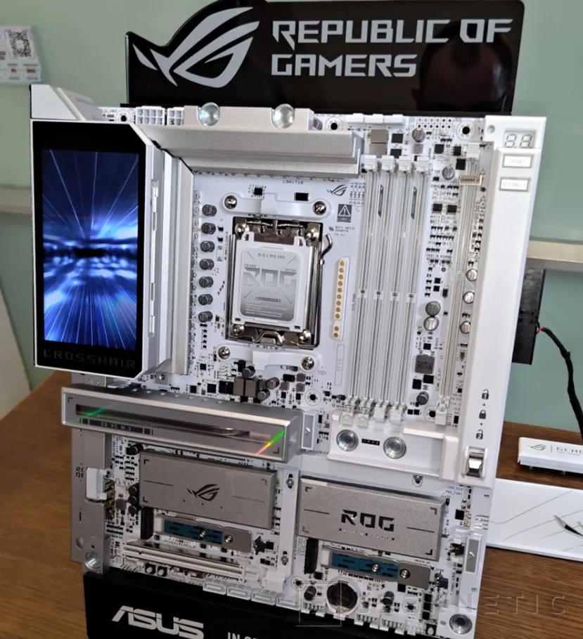 Geeknetic ASUS presenta la ROG Crosshair X870E Glacial y la renovación de placas base AM5 NEO 1