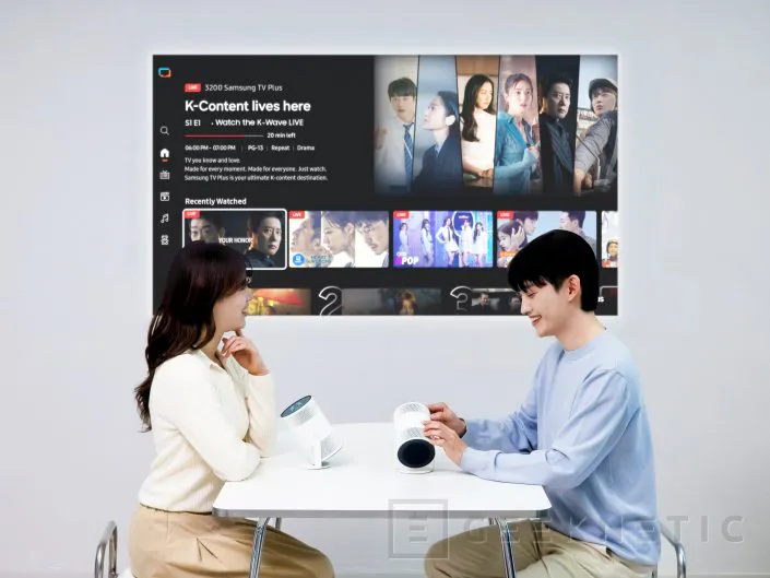 Geeknetic Samsung The Freestyle+ llega con IA OptiScreen, 430 lúmenes ISO y proyección 180 grados para llevar el cine portátil al CES 2026 1