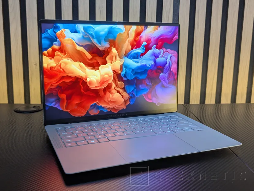 Geeknetic ASUS ExpertBook Ultra Review con Intel Core Ultra X7 358H 11