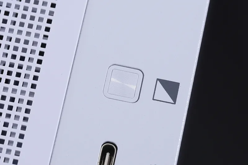 Geeknetic La caja del PC gaming NEXTGEAR EG es capaz de atenuar sus cristales templados frontal y lateral para ocultar su interior 2