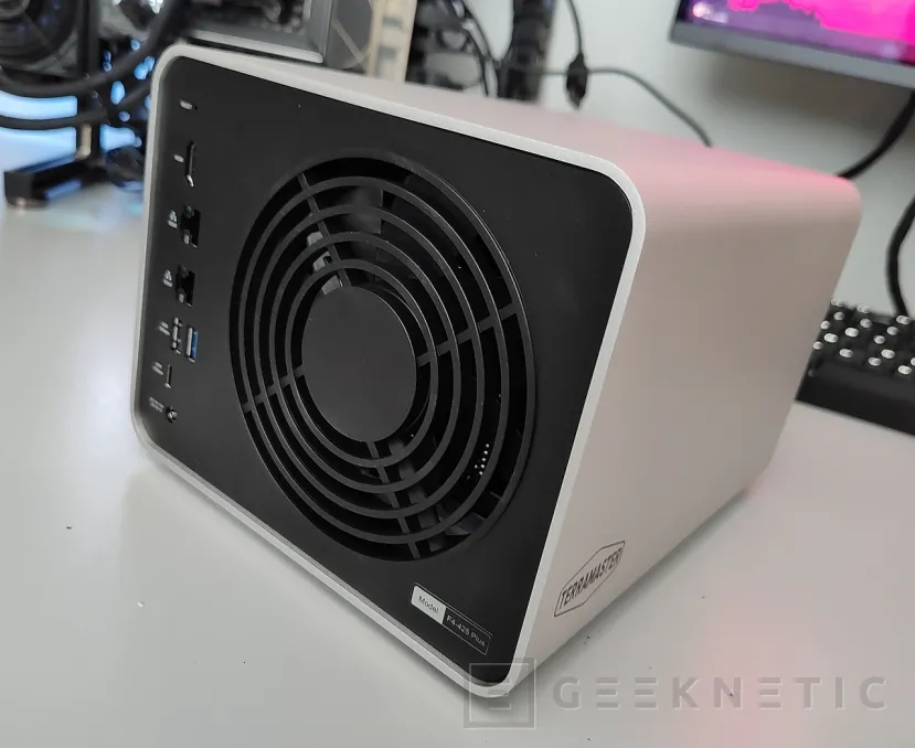 Geeknetic Terramaster F4-425 Plus con TOS 7 Beta 3