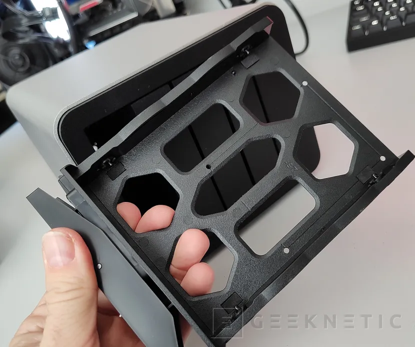 Geeknetic Terramaster F4-425 Plus con TOS 7 Beta 2