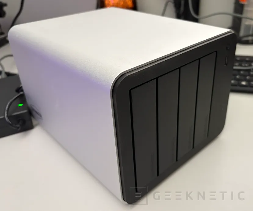 Geeknetic Terramaster F4-425 Plus con TOS 7 Beta 12