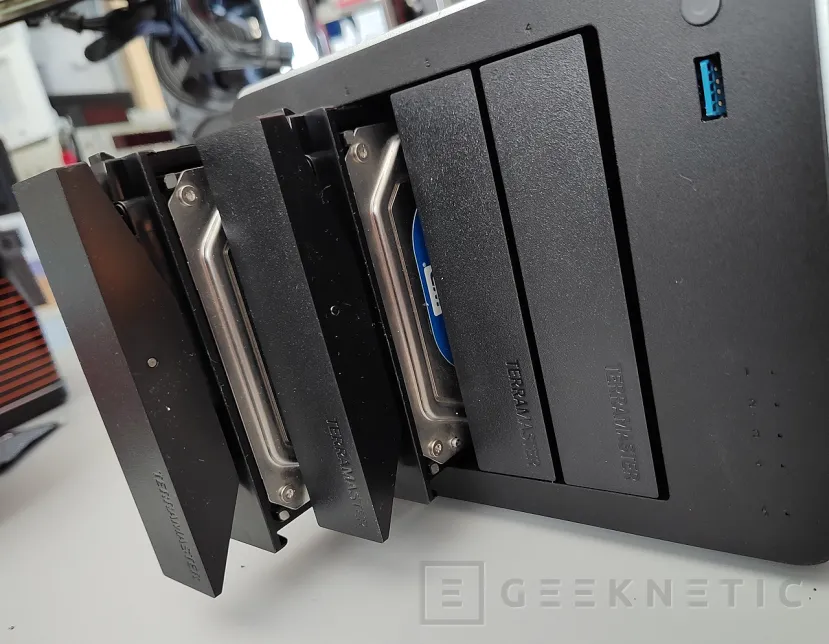 Geeknetic Terramaster F4-425 Plus con TOS 7 Beta 5