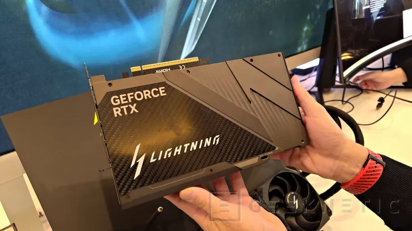 Geeknetic MSI GeForce RTX 5090 32G LIGHTNING Z: La primera GPU que alcanza 1.000 W es también la pionera con una pantalla de 8 pulgadas 5