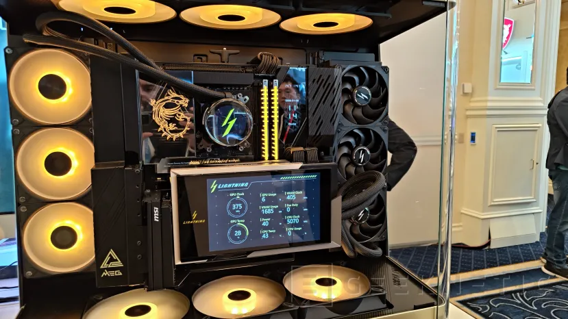 Geeknetic MSI GeForce RTX 5090 32G LIGHTNING Z: La primera GPU que alcanza 1.000 W es también la pionera con una pantalla de 8 pulgadas 4