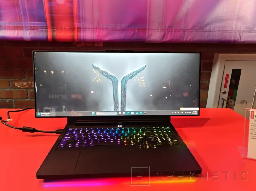 Geeknetic Lenovo desvela el Legion Pro Rollable Concept y el nuevo Legion 7a: pantallas que crecen y chips Ryzen AI 1
