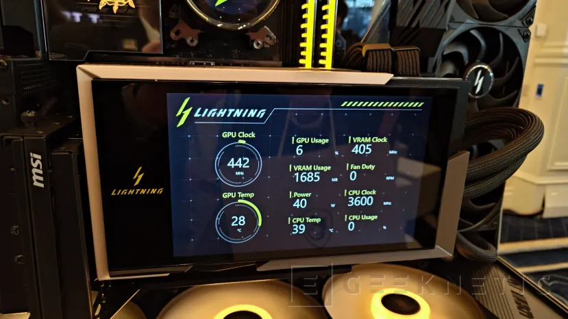 Geeknetic MSI GeForce RTX 5090 32G LIGHTNING Z: La primera GPU que alcanza 1.000 W es también la pionera con una pantalla de 8 pulgadas 3