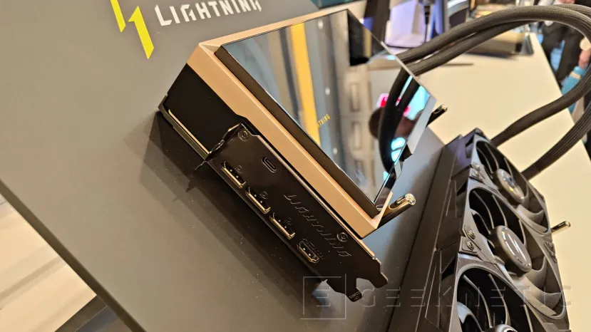 Geeknetic MSI GeForce RTX 5090 32G LIGHTNING Z: La primera GPU que alcanza 1.000 W es también la pionera con una pantalla de 8 pulgadas 6