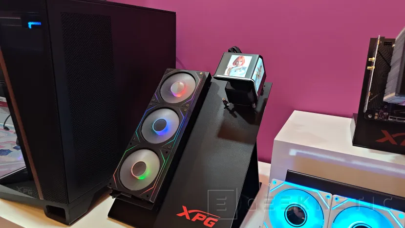 Geeknetic Nueva RL AiO XPG Levante View Pro 360 con pantalla LCD curva de 6,7 pulgadas 2